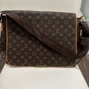 Louis V Laptop Bag
Not Authentic
